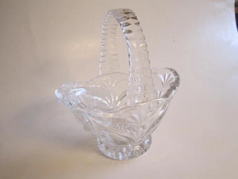VINTAGE CUT GLASS BASKET W/HANDL-BEAUTIFUL DESIGN-6" X 4" X 3.5" (7" HANDLE TOP) Cover