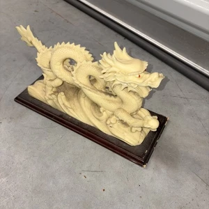 Natürliche echte Tagua Nuss handgeschnitzte Drachendekoration mit Holzsockel - Bild 1 von 3