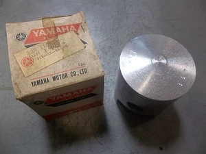 PISTÓN YAMAHA NUEVO DE LOTE ANTIGUO/OEM 1a O/S 0,25 mm GP433 SR/SS/B GP 433 1972/1973 GP433B - Imagen 1 de 2