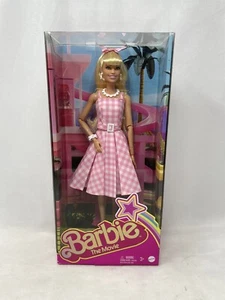 Barbie: The Movie Sammlerpuppe Margot Robbie rosa Gingham-Kleid HEUTE VERSAND - Bild 1 von 2