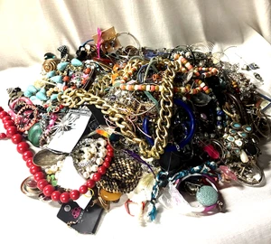 15 Lb Lot Vintage-Now Costume Junk Jewelry Parts Scrap Beads Earrings Crafts - Picture 1 of 3