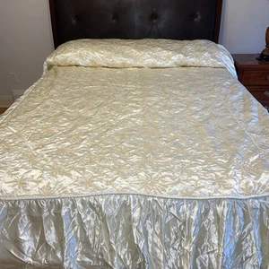 Colcha de satén dorada talla Queen rara vintage bordada dorada como nueva - Imagen 1 de 10