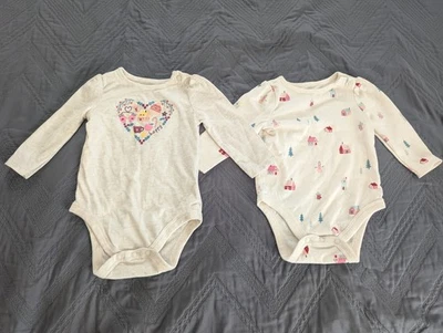 Paquete de 2 body Garanimals bebé niña 3-6M | estampado de corazón de vacaciones y pueblo de invierno Foto 1 de 4