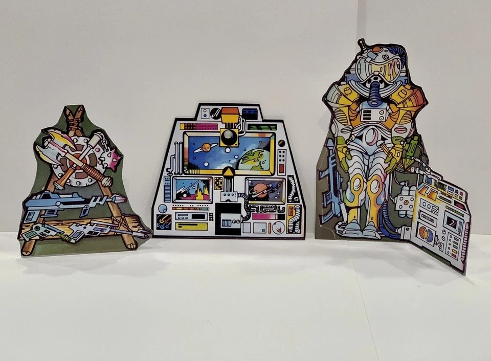 Castle Grayskull Картонные Вырезы, Компьютерная Консоль, Стойка для Оружия и Космический Костюм - Изображение 1 из 1