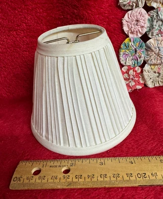 Mini pantalla de lámpara color crema plisada cubierta de tela Foto 1 de 4