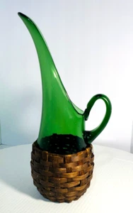 Brocca in vimini vetro verde MCM. Brocca acqua/vino in vetro italiano metà secolo 15" - Foto 1 di 21