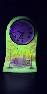 Beautiful Fenton Uranium log cabin working clock - Image 1 of 4