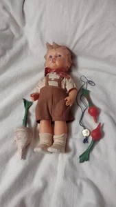 Muñeca de vinilo Goebel con ropa original colgante 11 1/2" - Imagen 1 de 2