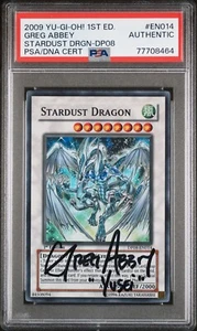 Yugioh Stardust Dragon DP08-EN014 Firmado Greg Abbey YUSEI FUDO PSA 1er SUPER RARO - Imagen 1 de 2