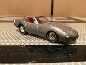Corvetta Stingray 1978 argento Johnny Lightning 1:64 esposizione sfusa - Foto 1 di 5