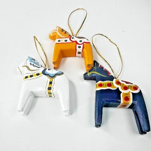 Juego de 3 adornos nórdicos de madera de caballo Dala hechos a mano pintados de rojo, azul marino, blanco - Imagen 1 de 12