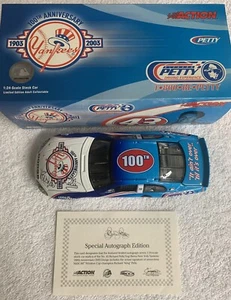 RICHARD PETTY YOGI BERRA YANKEES 100° ANNIVERSARIO DODGE ACTION 1:24 AUTOGRAFO - Foto 1 di 13