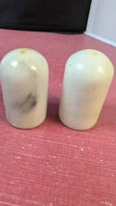 Juego de saleros y pimenteros de mármol blanco y gris gris gris - Imagen 1 de 2