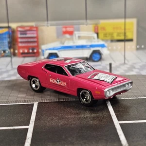 Johnny Lightning 1972 Plymouth Road Runner Monopoly Magenta Rosa 1/64 72 Coche Nuevo - Imagen 1 de 10