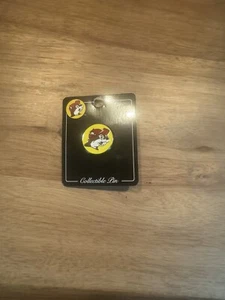 Spilla da bavero logo Buc-ee’s Beaver-rotonda giallo rosso-nuova in confezione - Foto 1 di 1