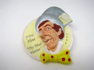 Botón Pin Vintage: John Hine Sombrerero Loco 1998 - Imagen 1 de 5