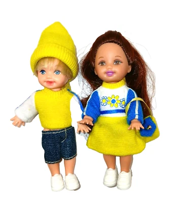 Muñecas Barbie Kelly y Tommy con trajes de estrella de fútbol #27297 amarillo y azul Foto 1 de 4