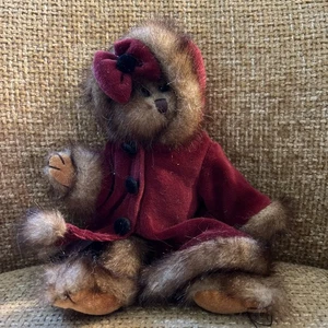 The Bearington Collection Chrissy Weihnachtsbär Samtmantel mit Kapuze 11 Zoll mit Etikett - Bild 1 von 6