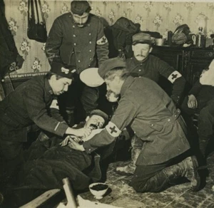 Frankreich 1. Weltkrieg Marne Pflege eines Verletzten altes Stereo Foto 1918 - Bild 1 von 3