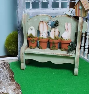 Panchina da giardino in miniatura con coniglietti in vaso - Foto 1 di 4
