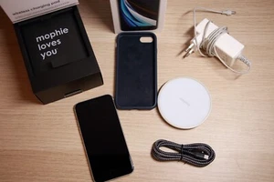 Iphone SE, White, 64GB, 2020 Wireless Charging Pad - Photo 1/11