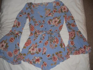 NEU MIT ETIKETT BILLABONG SITZENDER HÜBSCHER GEBLÜMTER STRAMPLER & LANGE GLOCKENÄRMEL GRÖSSE MEDIUM - Bild 1 von 8