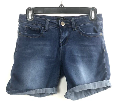 Bermuda feminina Rue 21 azul 5 bolsos design bainha algemada cintura 28 pol. costura interna 5 pol - Imagem 1 de 4