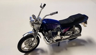 Maisto Suzuki GSX-5750 Motorcycle 1:18 Scale - Image 1 of 4