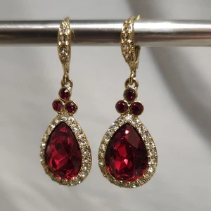 Pendientes colgantes de pera roja cristal pavé tono dorado Givenchy - Imagen 1 de 5
