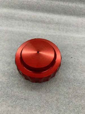 Lucky 7 燃油帽铝红色。   适用于所有 Sprint、Low Pro 和油箱 — 第 1/2 张图片