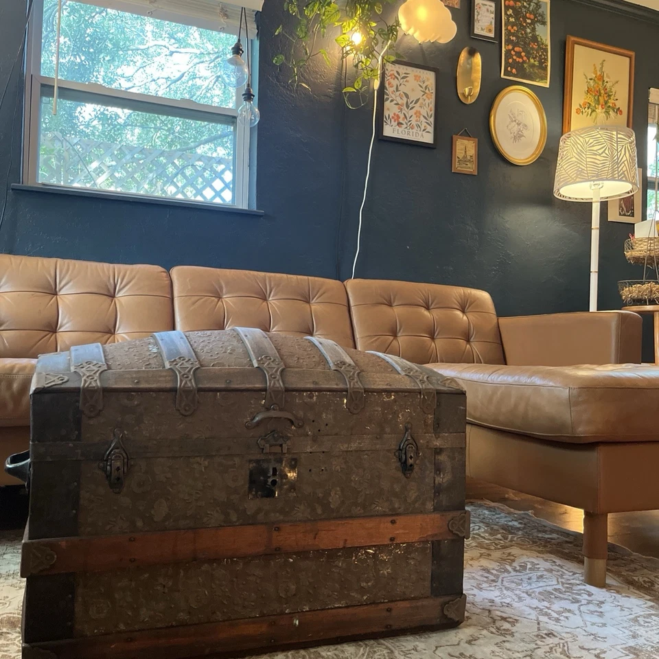 Antiguo baúl de vapor con cúpula Camelback, roble y lata en relieve, vintage, ruedas Foto 1 de 4