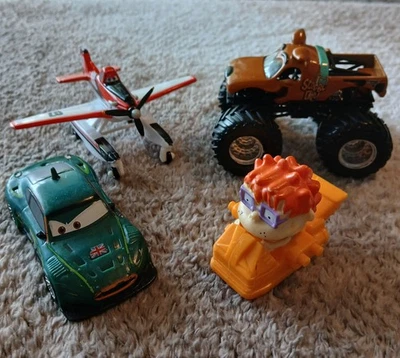 Paquete de vehículos de personajes - Scooby-Doo, Chuckie, autos y aviones lote polvoriento (4) Foto 1 de 4