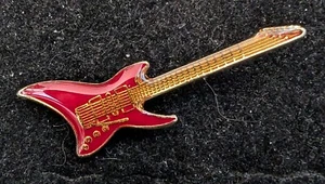 Pin sombrero rojo de guitarra esmaltado vintage tamaño 1-1/2" alto x 1/2" ancho - Imagen 1 de 1