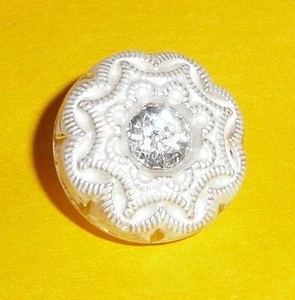 Maravilloso Vidrio Checo Satinado Blanco Pequeño con Botón de Estrás 13mm - Imagen 1 de 4