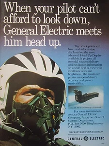 11/1982 PUB GENERAL ELECTRIC NORTHROP TIGERSHARK PILOT HELMET HUD DISPLAY AD - Imagen 1 de 1
