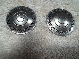 Orecchini Vintage NORMA JEANS Clip, Tono Argento Metallo Opaco, Rotondi, Incisi - Foto 1 di 3