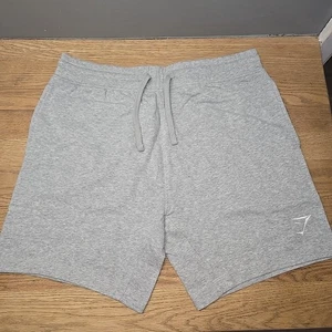 Gymshark Crest 7" Shorts, Large Slim Fit, hellgrau meliert - Bild 1 von 7