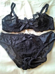 Set reggiseno e slip con ferretto coppa Demi rete trasparente e bordi in raso 32D - Foto 1 di 4