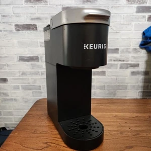 Cafetera Keurig K-Mini Plus de una sola porción K-Cup Pod - NEGRA - Imagen 1 de 12