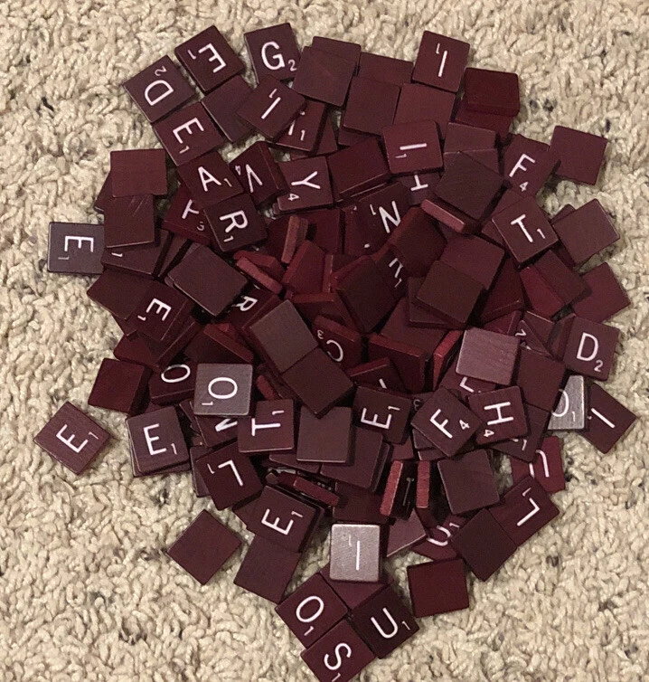 Azulejos de letras del alfabeto Scrabble arte granate rojo y blanco madera azulejo individual Foto 1 de 1