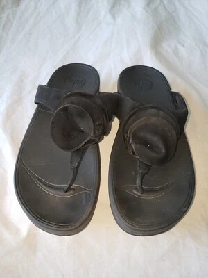 FITFLOP 293001 YOKO РОЗЕТКА ЦВЕТОЧНЫЙ ЧЕРНЫЙ КОЖАНЫЙ НА ТАНКЕТКЕ ШЛЕПАНЦЫ СТРИНГИ САНДАЛИИ 8 - Изображение 1 из 4