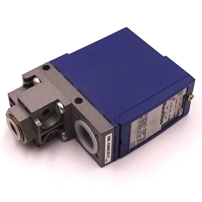 Sensor de presión XMLA300E2S12 Telemecanique 300bar 240V 1,5A Foto 1 de 3