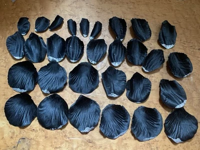 Lote de 30 pétalos de rosa artificiales sueltos negros y plateados Foto 1 de 2