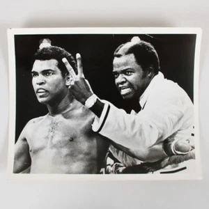 Muhammad Ali Signed Photo 8x10 - COA JSA - Picture 1 of 5