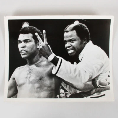 Muhammad Ali Signed Photo 8x10 - COA JSA - Image 1 of 4