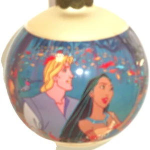 Disney Parques Temáticos Pocahontas John Smith Adorno de Navidad Bola de Vidrio De Colección - Imagen 1 de 3