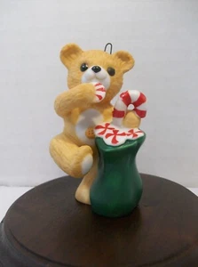 Hallmark Keepsake Ornamento Canela Oso Serie 7 Coleccionistas Porcelana Fina 1989 - Imagen 1 de 8