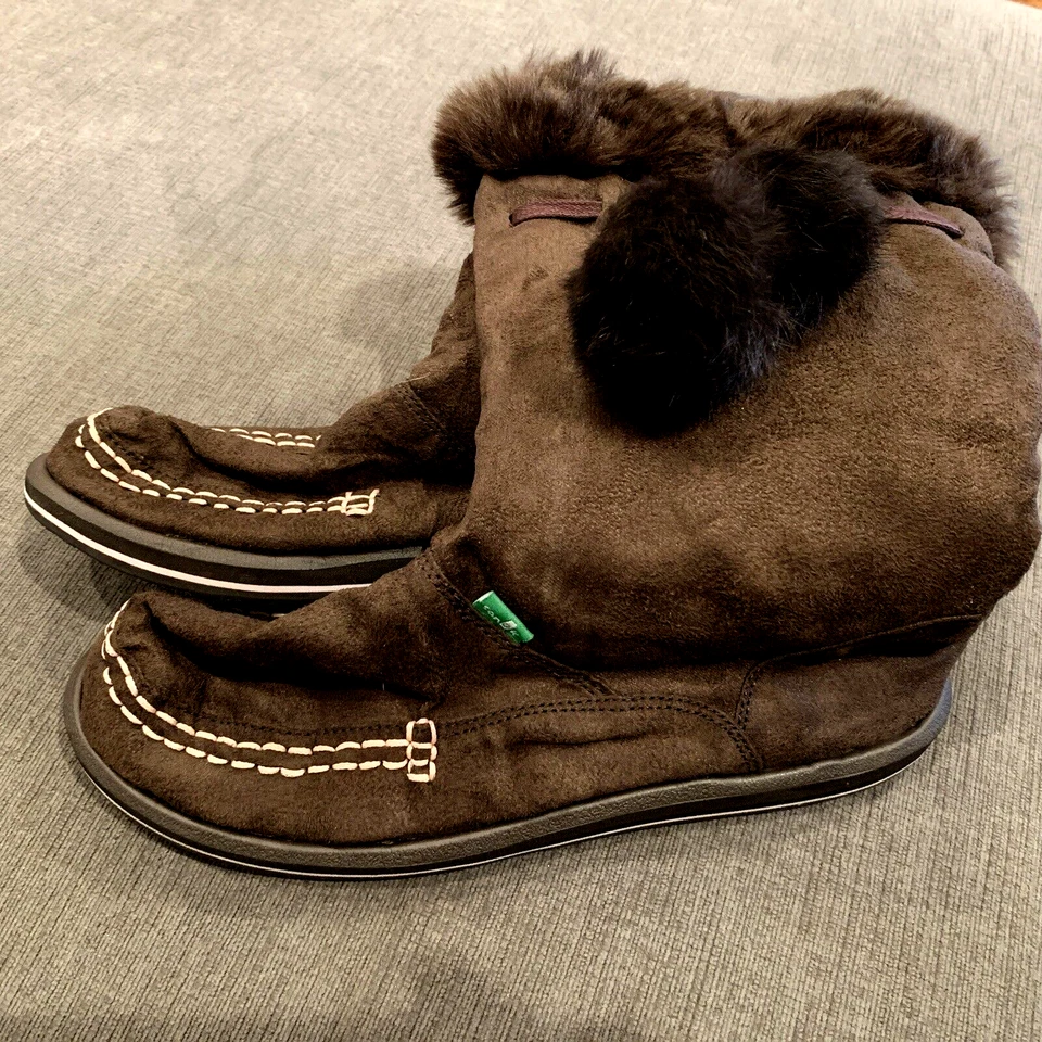Sanuk Talla 8 Mujer Vegano/Imitación Piel-Gamuza Marrón Wntr Polar Botas Pompones Rosa Usadas en Excelente Condición Foto 1 de 4