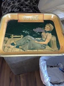 Bandeja Coleccionista Coca Cola 1940 Vintage Niña Marinera Pesca en Muelle Coca-Cola Original - Imagen 1 de 5
