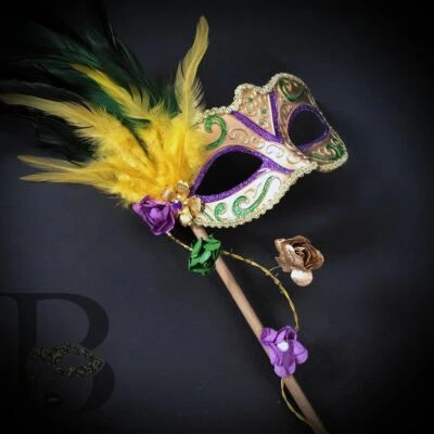 Máscara de mascarada de Mardi Gras en un palo púrpura dorado Halloween máscaras de mascarada Foto 1 de 3